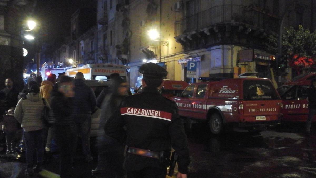 Catania, esplosione per la fuga di gas: travolti i pompieri, tre i morti