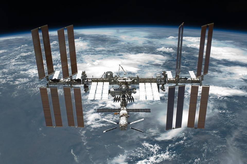 Guerra, detriti spaziali e crepe: tutte le minacce alla Stazione spaziale internazionale