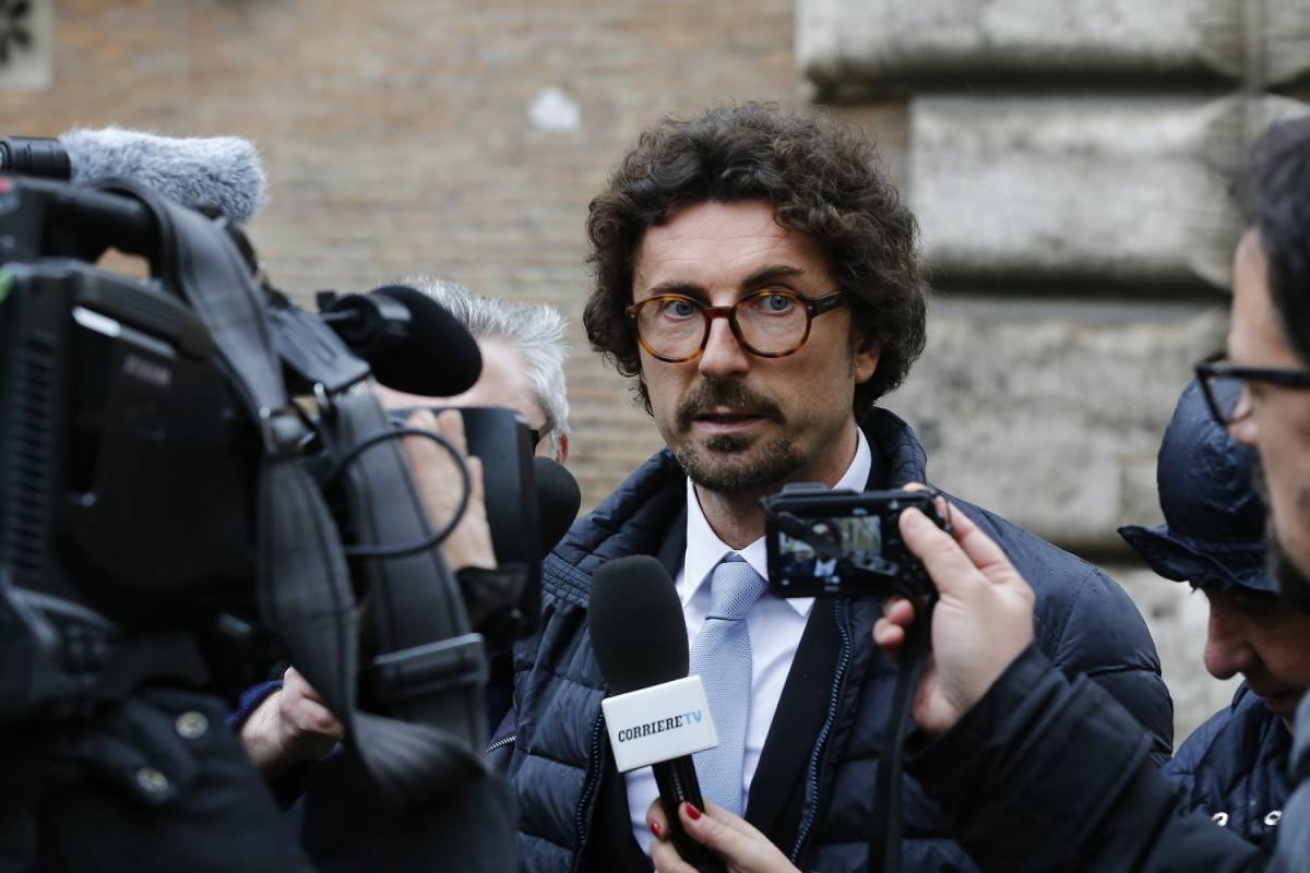 Sbarchi, è lite con Toninelli e Salvini arresta i clandestini