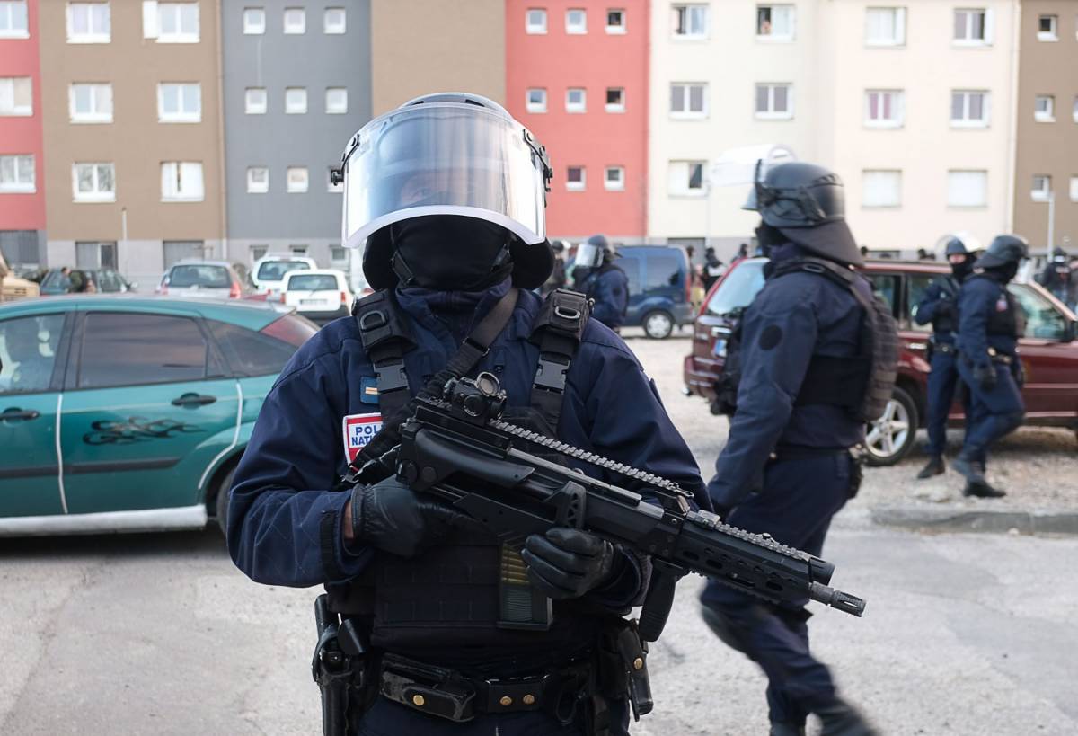 Militari e agenti fedeli ad Allah: il rapporto che scuote la Francia