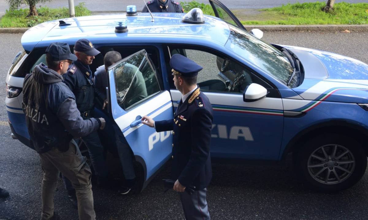 Via Padova, scritte contro la polizia