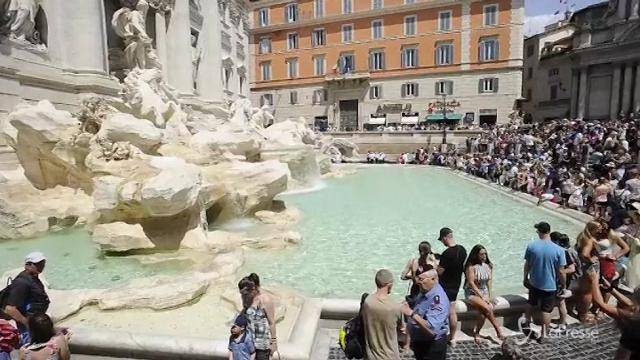 Roma, record di bagni nelle fontane: sette fermi in un giorno