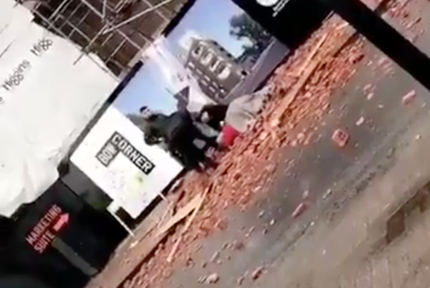 Incidente choc a Londra: cammina vicino a cantiere e finisce schiacciata da un bancale di mattoni