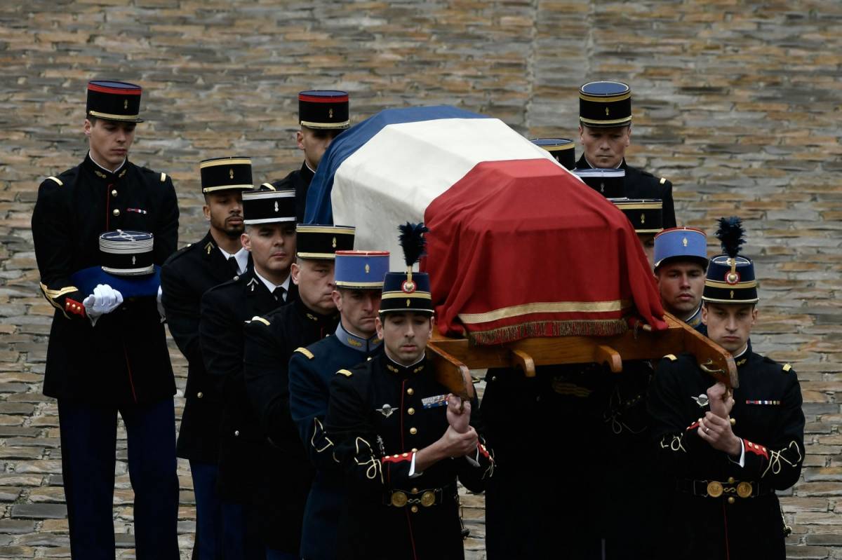 La Francia omaggia il gendarme eroe: "Il suo esempio vivrà in noi"