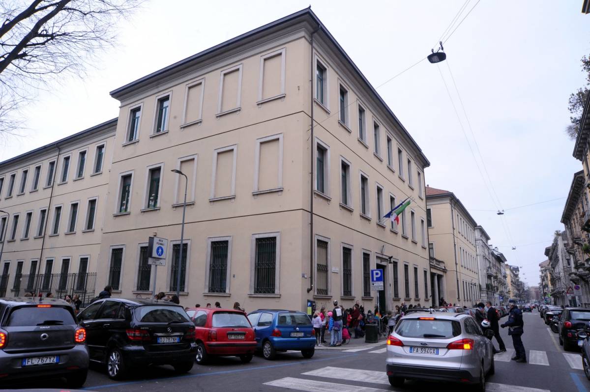 Milano, cede il controsoffitto di una scuola: quattro bimbi feriti