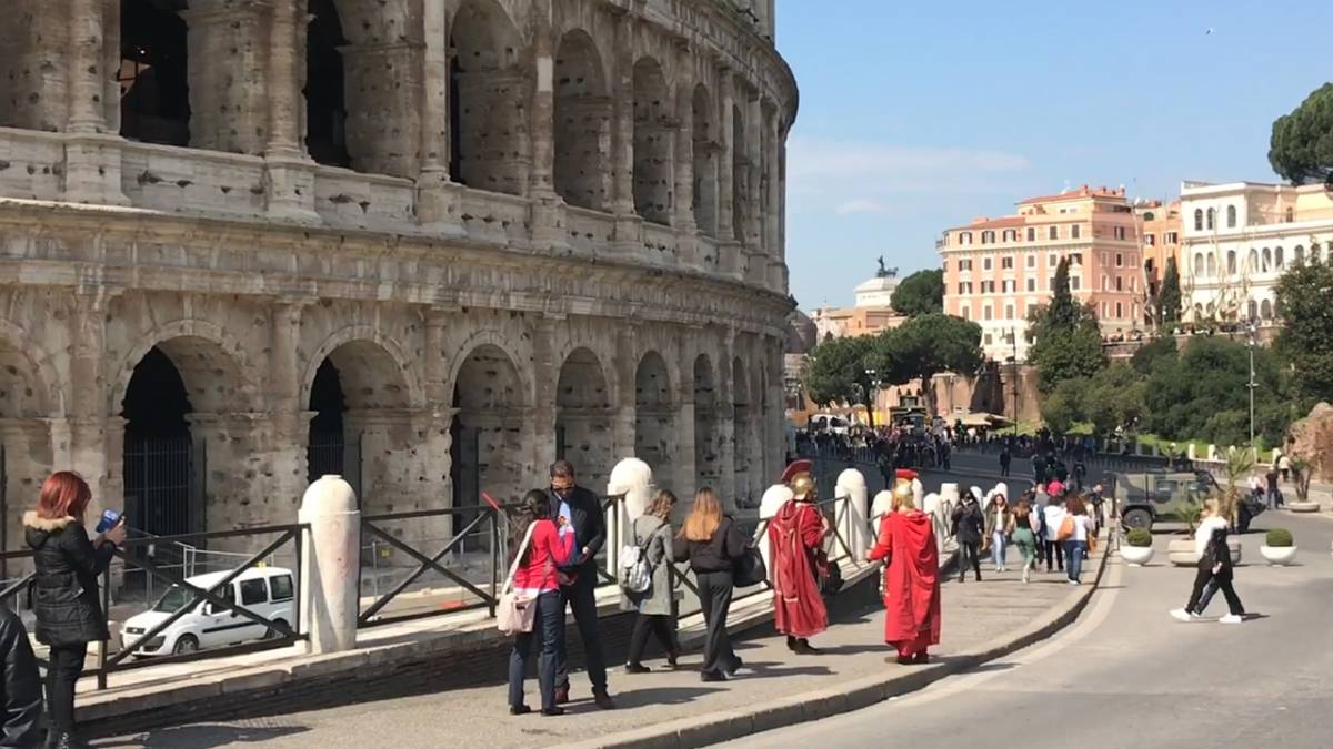Le minacce ai turisti dai finti gladiatori
