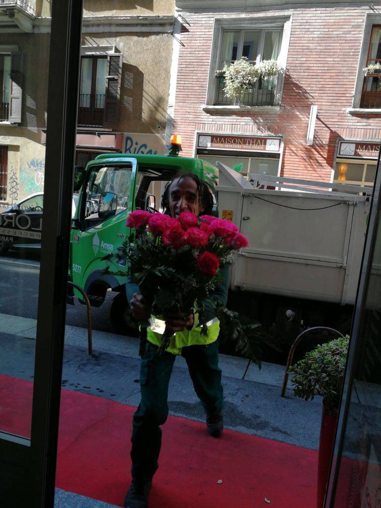 Patrick, netturbino che regala fiori e sorrisi