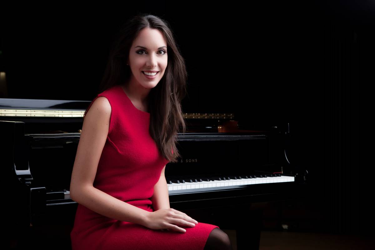 La pianista Campaner "suona immagini" per un concerto d'arte tutto da vedere