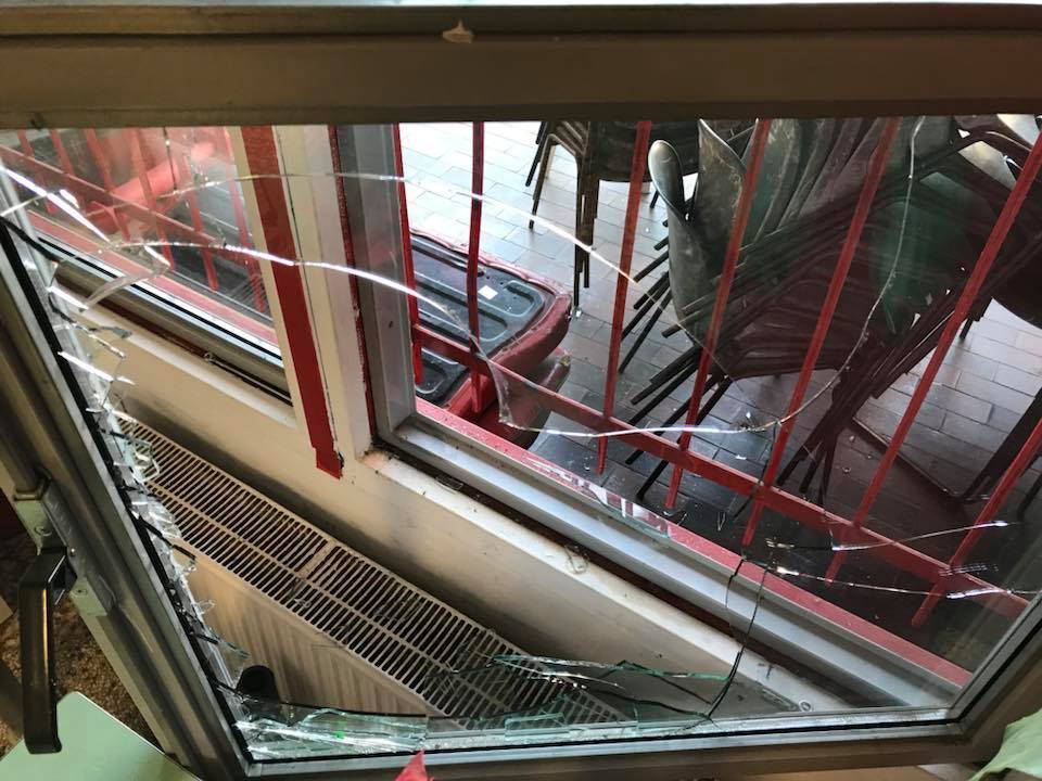 Blitz all'istituto pedagogico della Resistenza a Milano: vetri rotti e porte divelte
