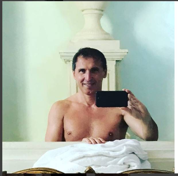 Selfie nudo, i social si divertono  con la «crisi di mezza età» di Boccia