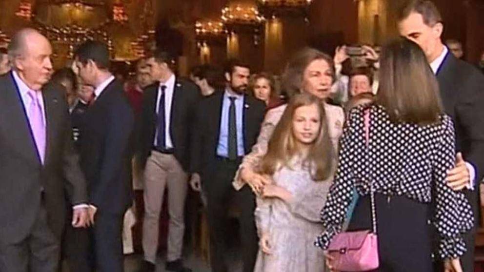 Spagna, la baruffa delle Regine per lo scatto con le principessine