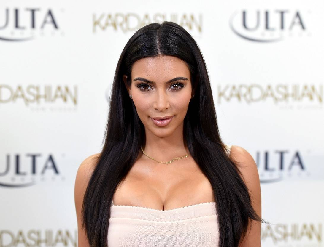 Kim Kardashian esagera con Photoshop: l'accusa