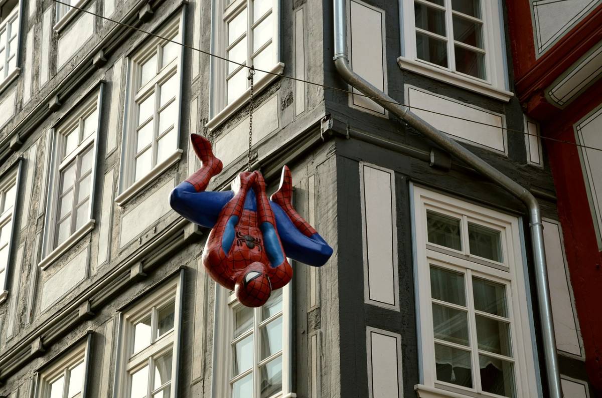 Vestito da Spider-Man tenta il furto in una lavanderia di Lecce