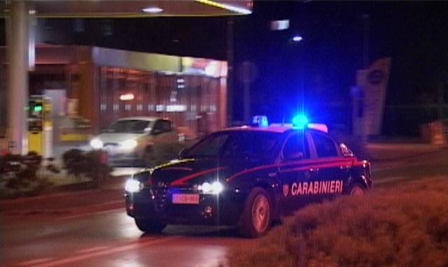"Carabinieri, uccidetemi": spara contro i militari, poi fugge in autostrada