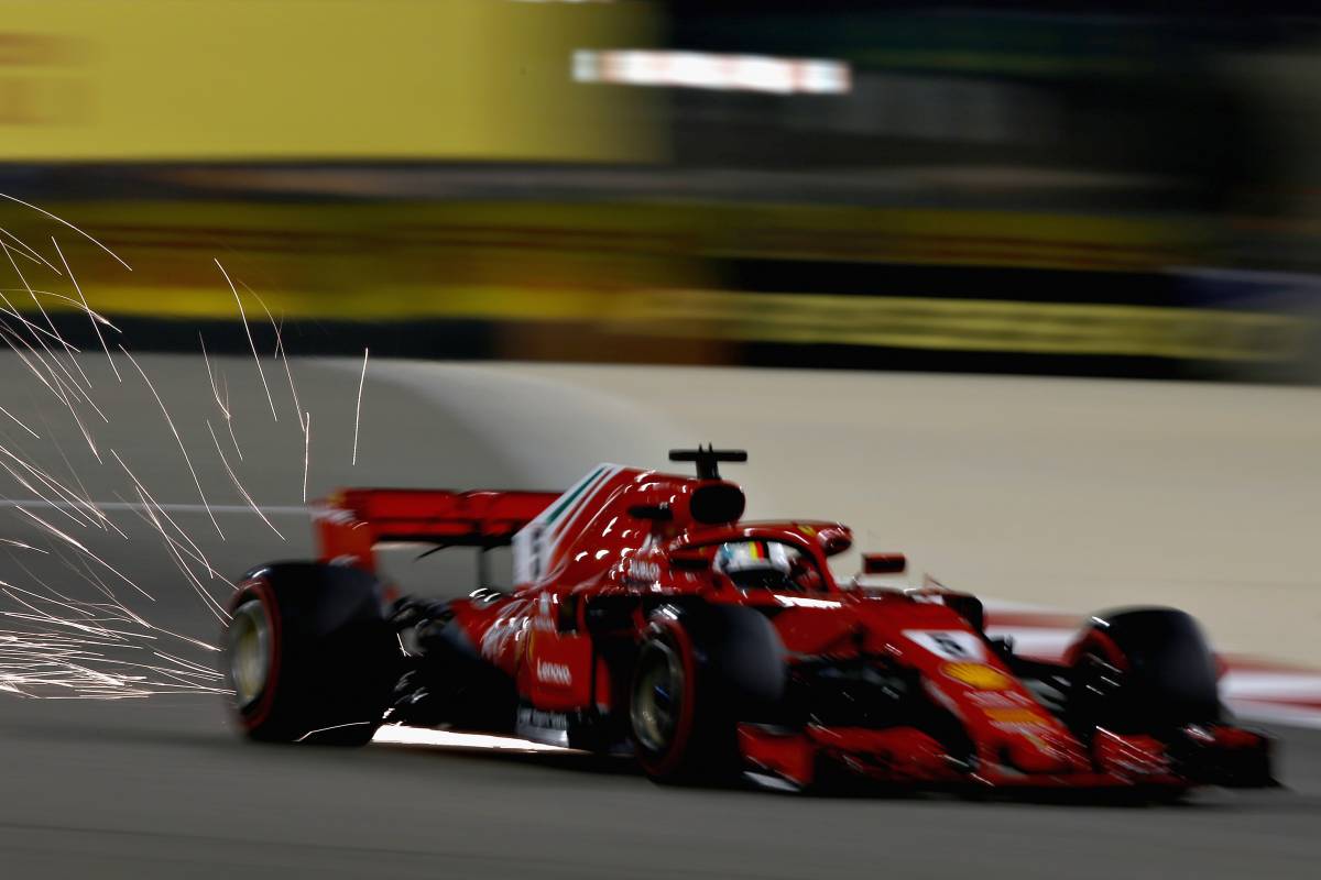 Due Ferrari volano nel deserto. Ecco la F1 del 2021