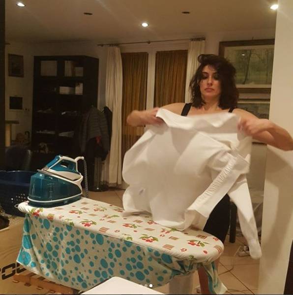 Elisa Isoardi che stira le camicie: "Ecco il mio venerdì sera da leoni"