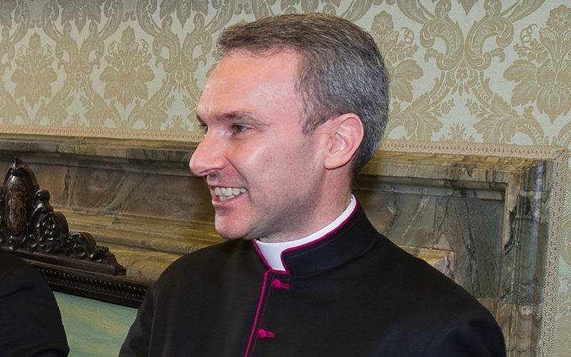 Monsignor Capella ammette "Scambiai foto porno di bimbi"