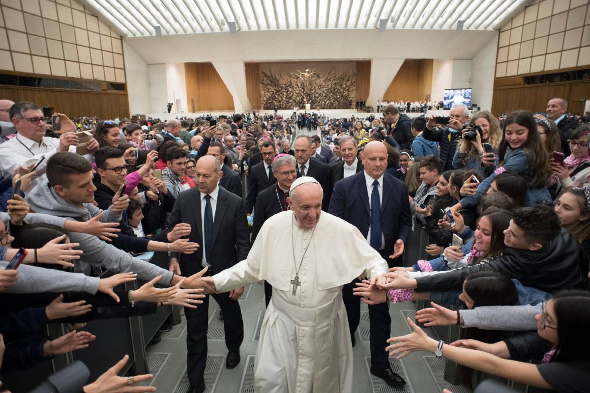 "In vendita gli abbracci del Papa": ma il Vaticano smentisce l'agenzia toscana
