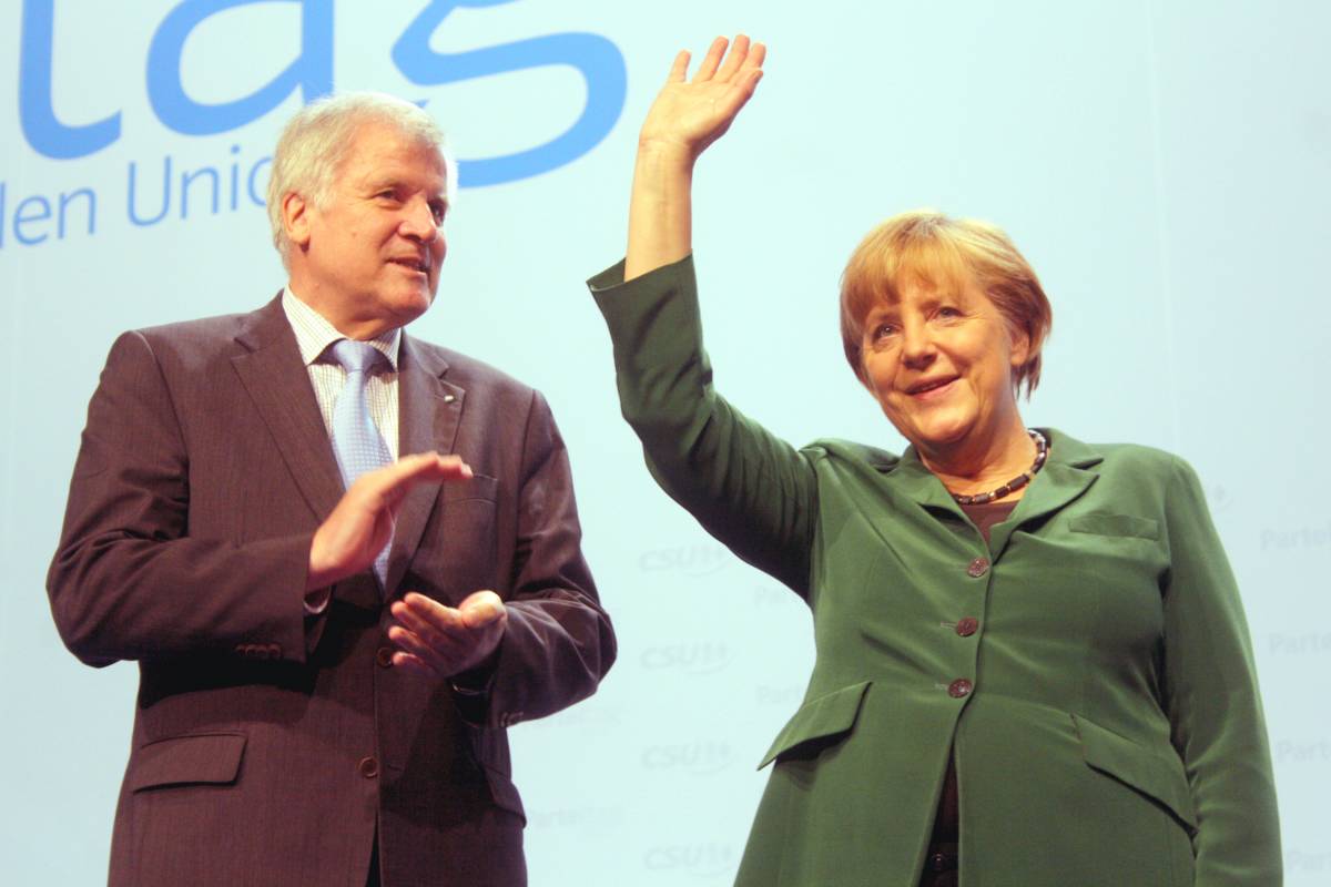 Germania, Sehoofer non lascia: trovato l'accordo con la Merkel