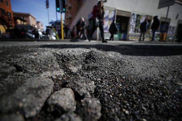 Roma capitale delle "strade groviera": 230mila automobili e moto danneggiate