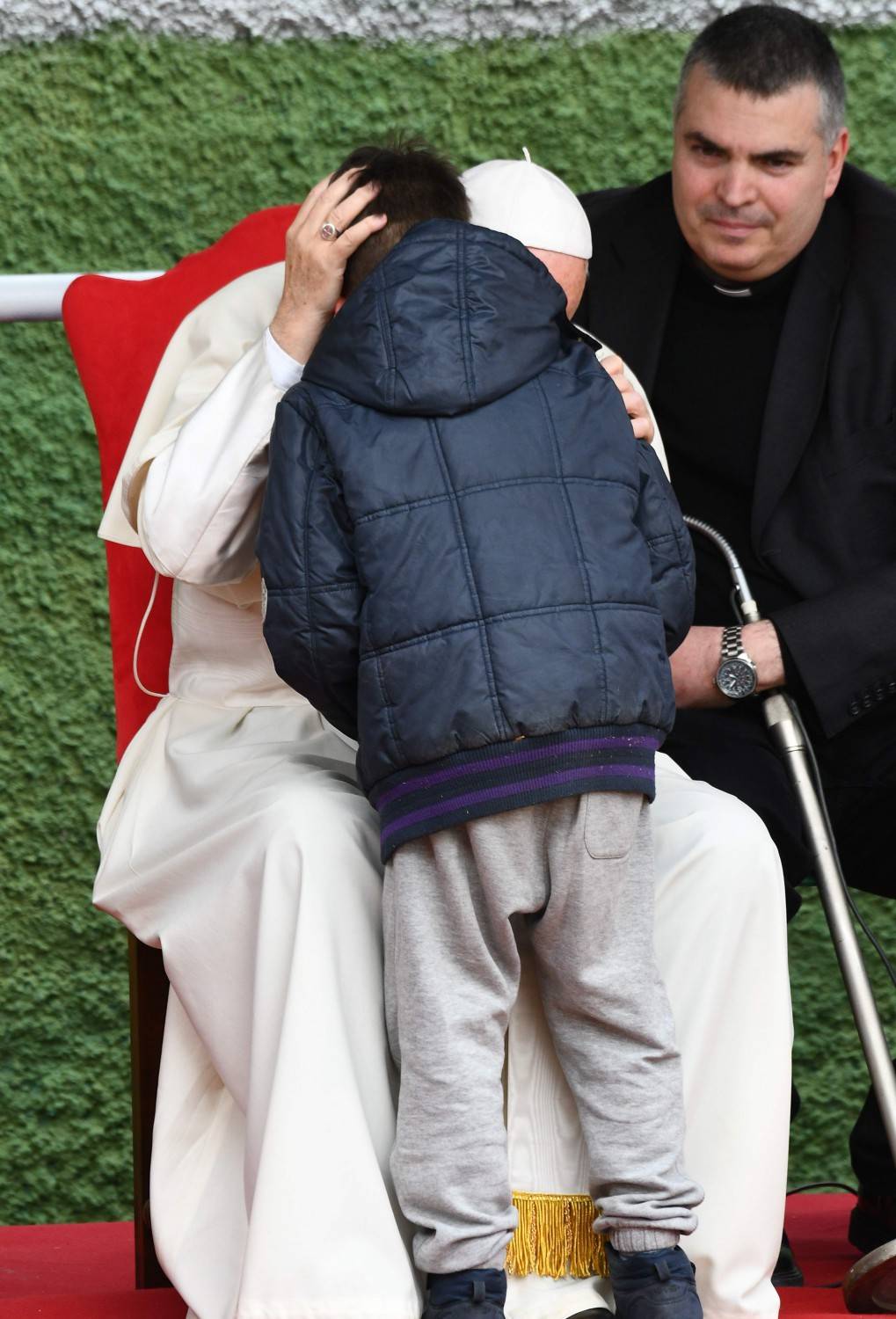 Papa Francesco consola il bambino: "Tuo papà in cielo pure se ateo"