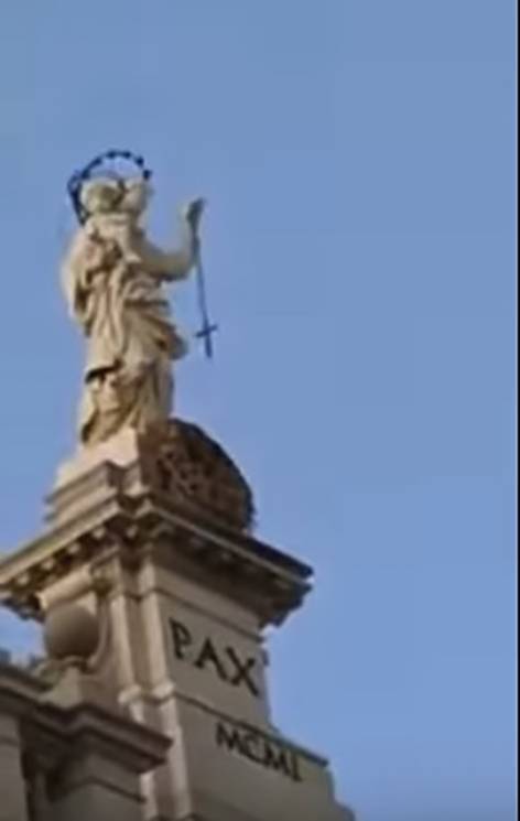 Pompei, il Rosario della Madonna oscilla ancora: per i fedeli è un miracolo