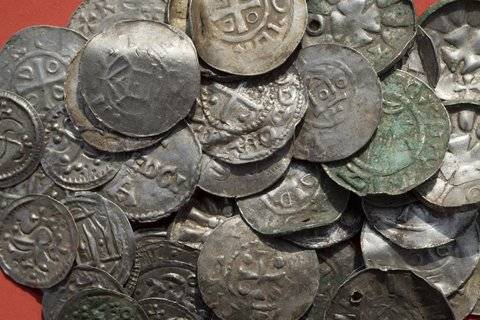 Germania, 13enne trova il tesoro re vichingo Bluetooth:  monete, collane e un martello di Thor