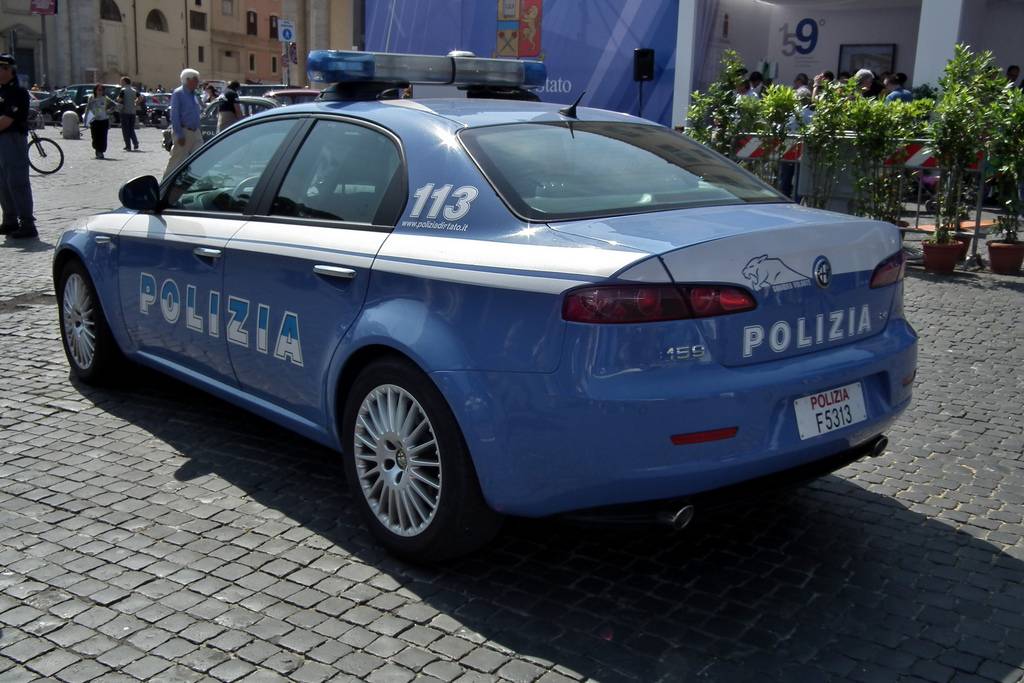 Firenze, poliziotto provoca incidente: scappa via ma perde la targa. Ora rischia grosso