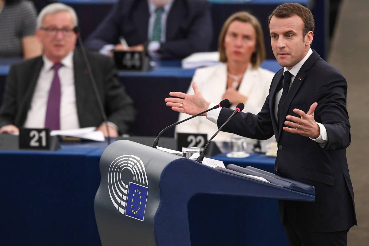 Macron al parlamento Ue: "Guerra civile europea"