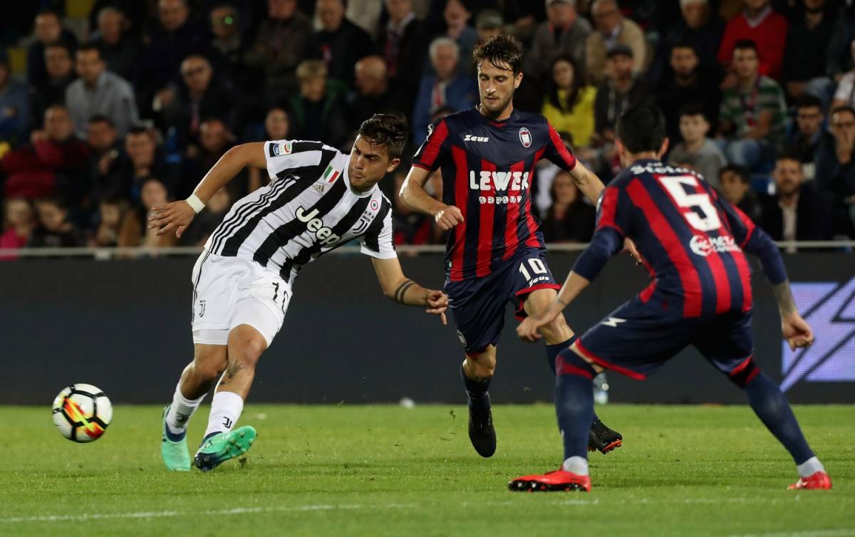 La Juventus fa 1-1 a Crotone, il Napoli vince 4-2 contro l'Udinese. Azzurri a meno quattro dai bianconeri
