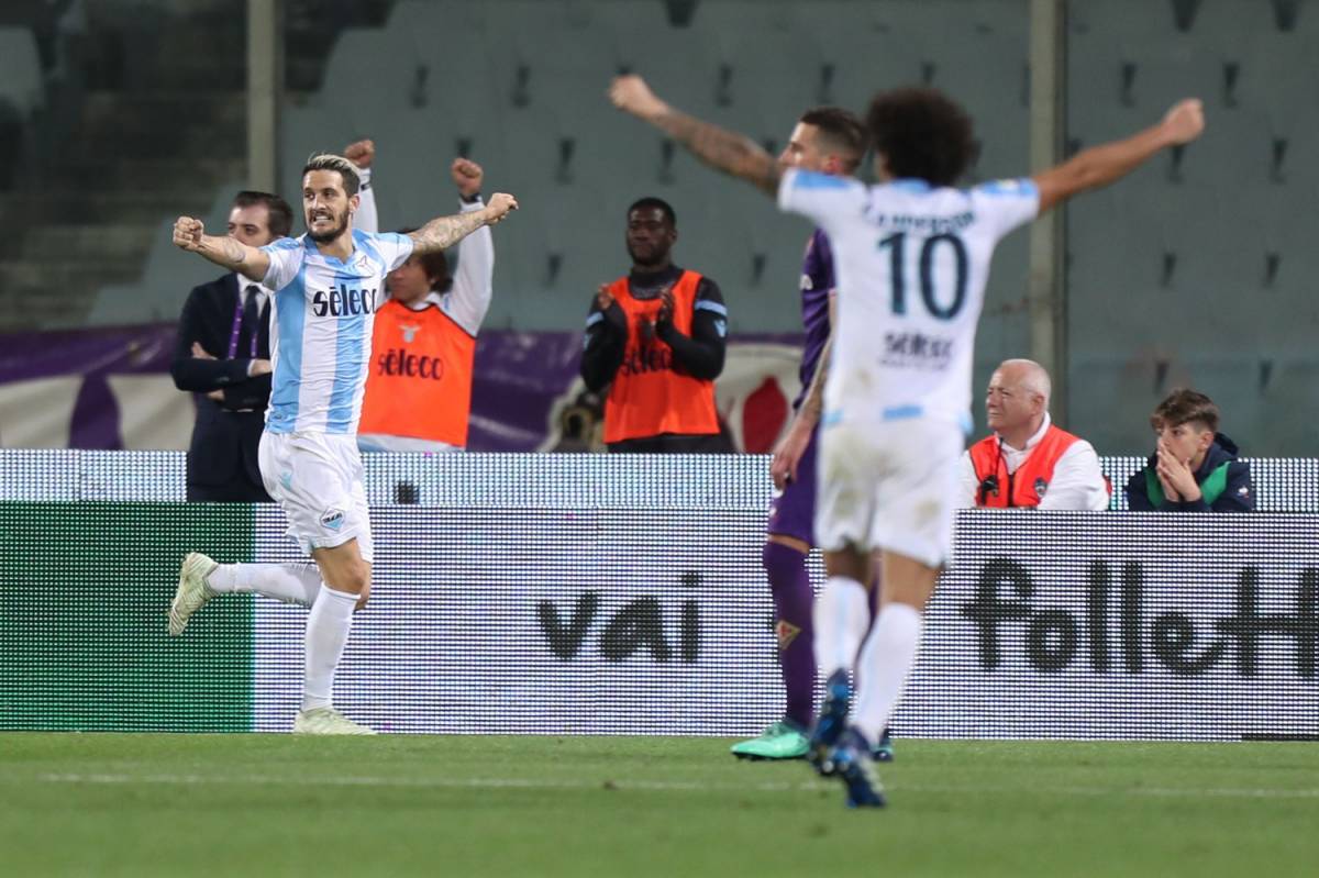 Serie A, la Lazio vince 4-3 sul campo della Fiorentina. Vince la Roma, pari per il Milan