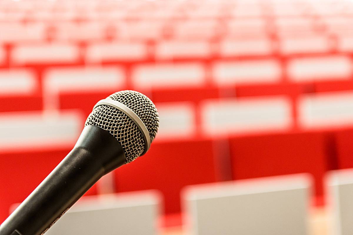 Parlare in pubblico: le strategie più utili per un discorso efficace
