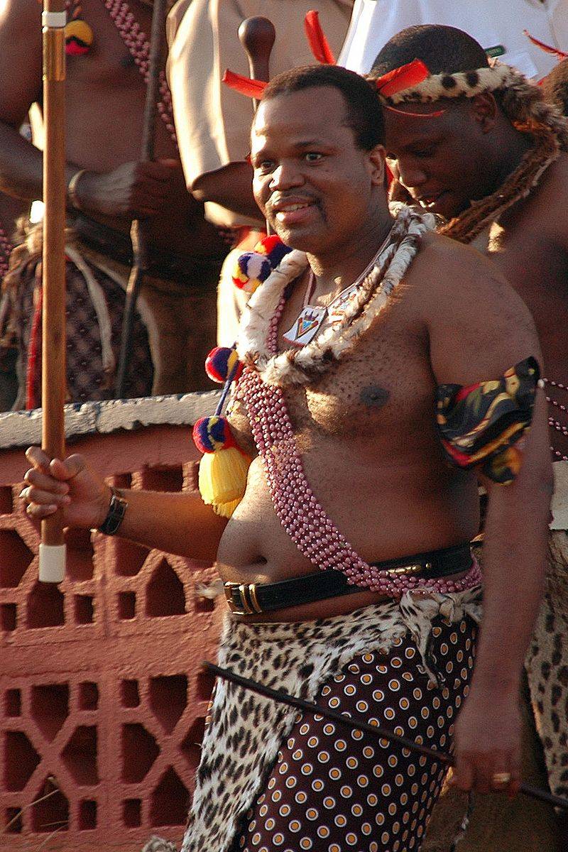 Mswati, il re dalle dieci mogli che fa sfilare le vergini in piazza