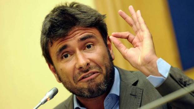 Di Battista dà gli ordini: "Ora basta scorte pazze, Salvini deve intervenire"