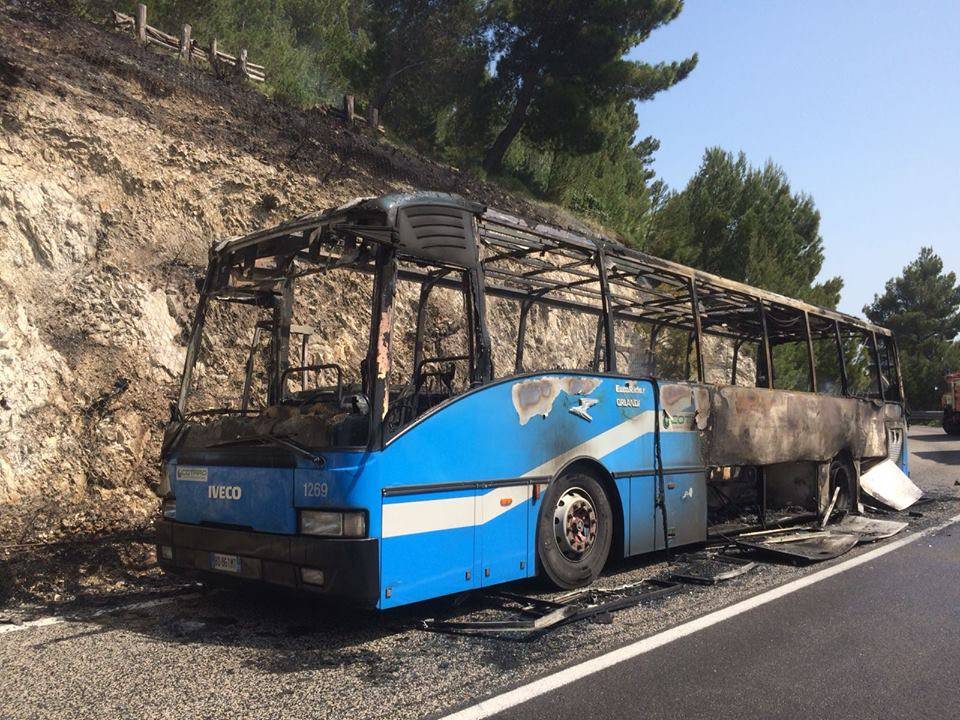 Autobus in fiamme: tragedia sfiorata a Manfredonia