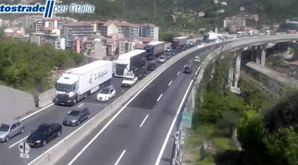 Liguria, pullman a fuoco sulla A10. Sfiorata tragedia per 48 studenti