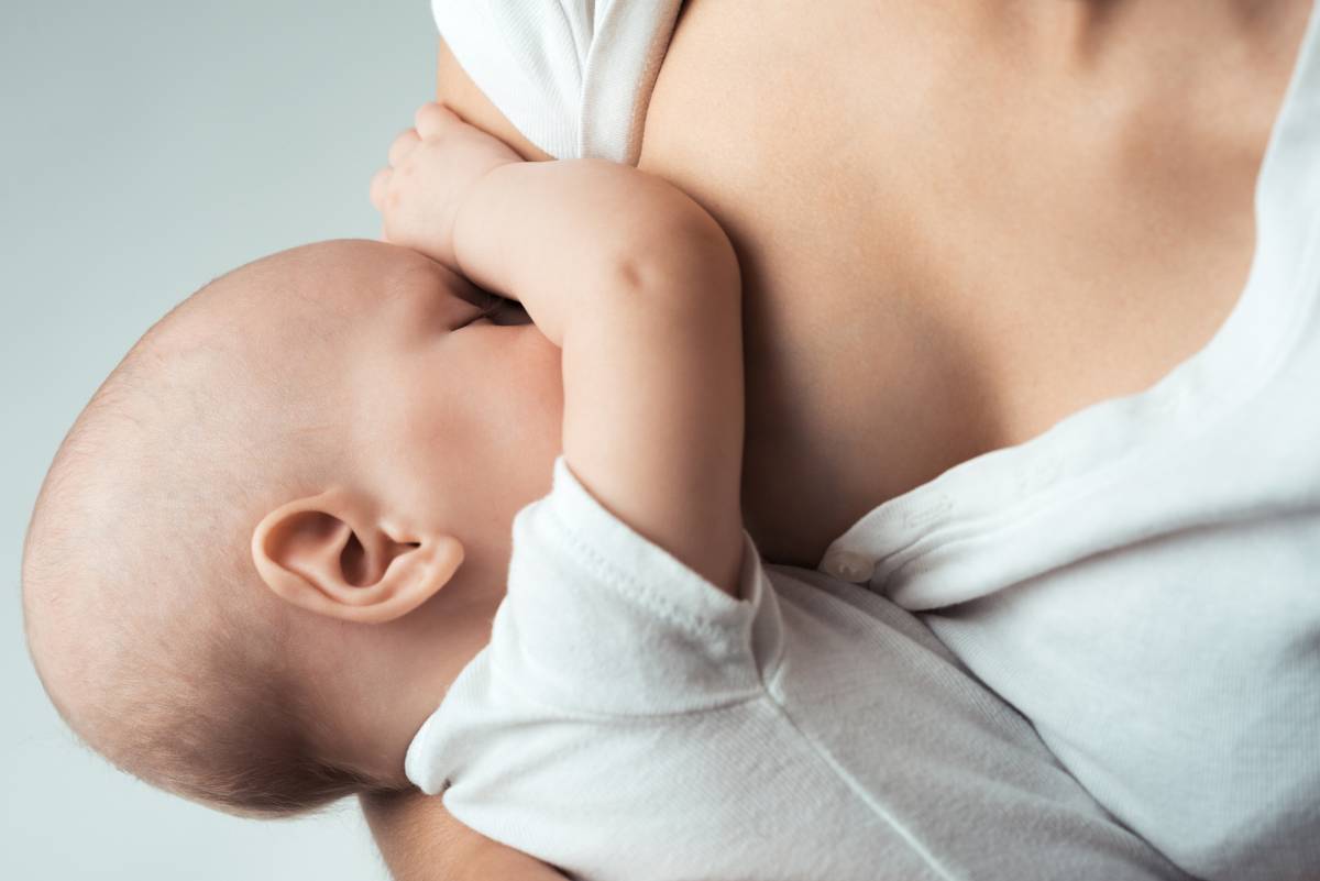 Benefici e integralismo: così l'allattamento divide le mamme d'Italia