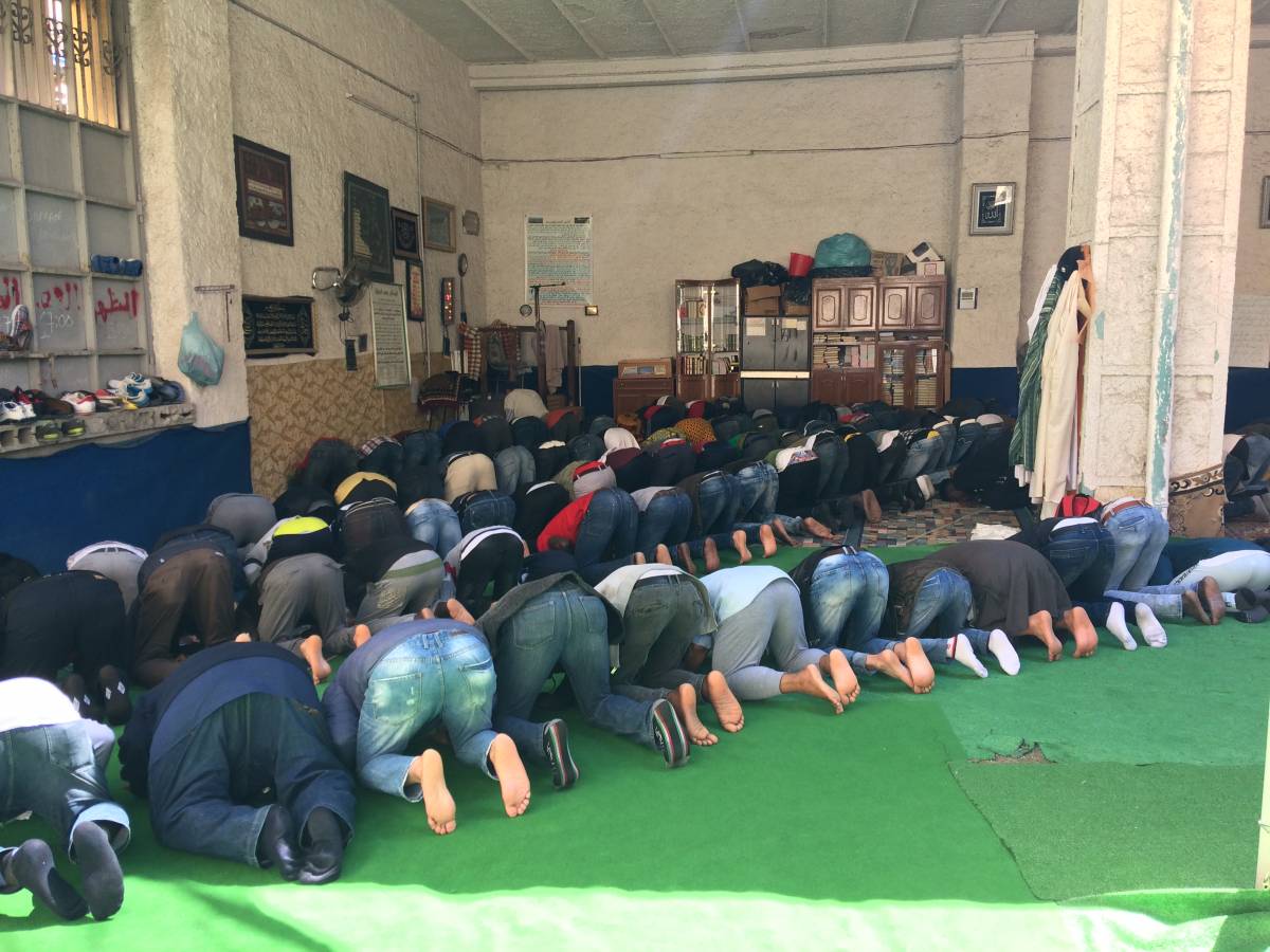 I fedeli durante una seconda preghiera del venerdì, nella moschea di via Torino a Napoli