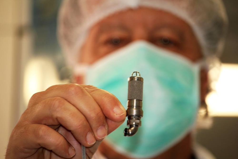 Un mini cuore artificiale salva una bimba a Roma