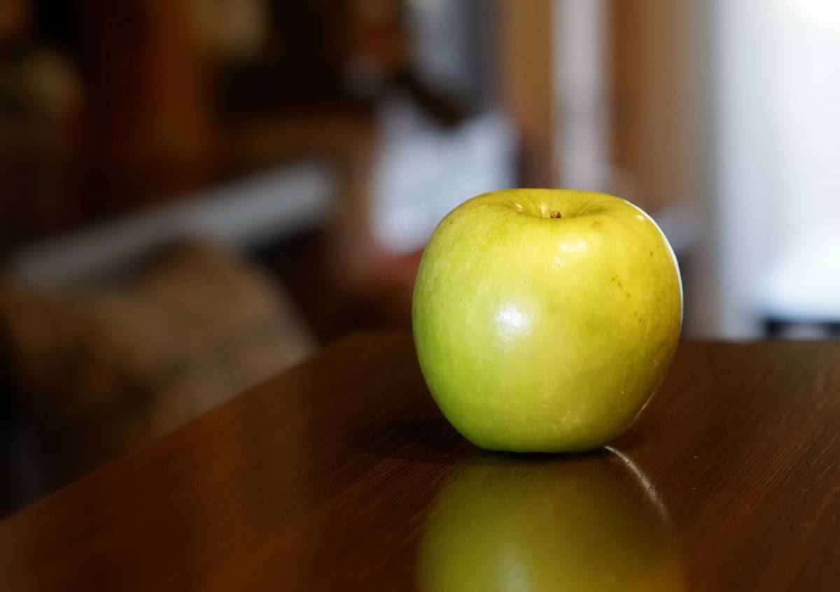 Conserva la mela ricevuta in aereo: multa di 500 dollari