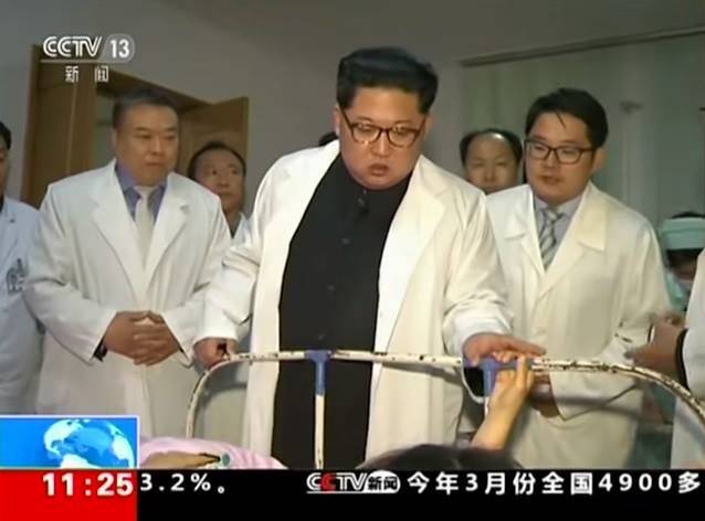Corea, Kim si traveste da medico e visita i feriti in ospedale