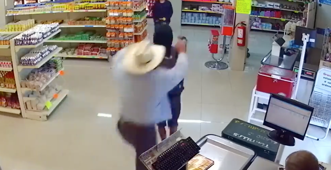 Messico, rapina il supermarket ma si imbatte nel cliente sbagliato