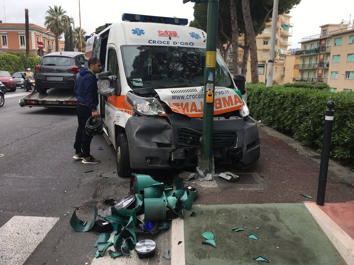 Imperia, ambulanza si schianta contro un palo