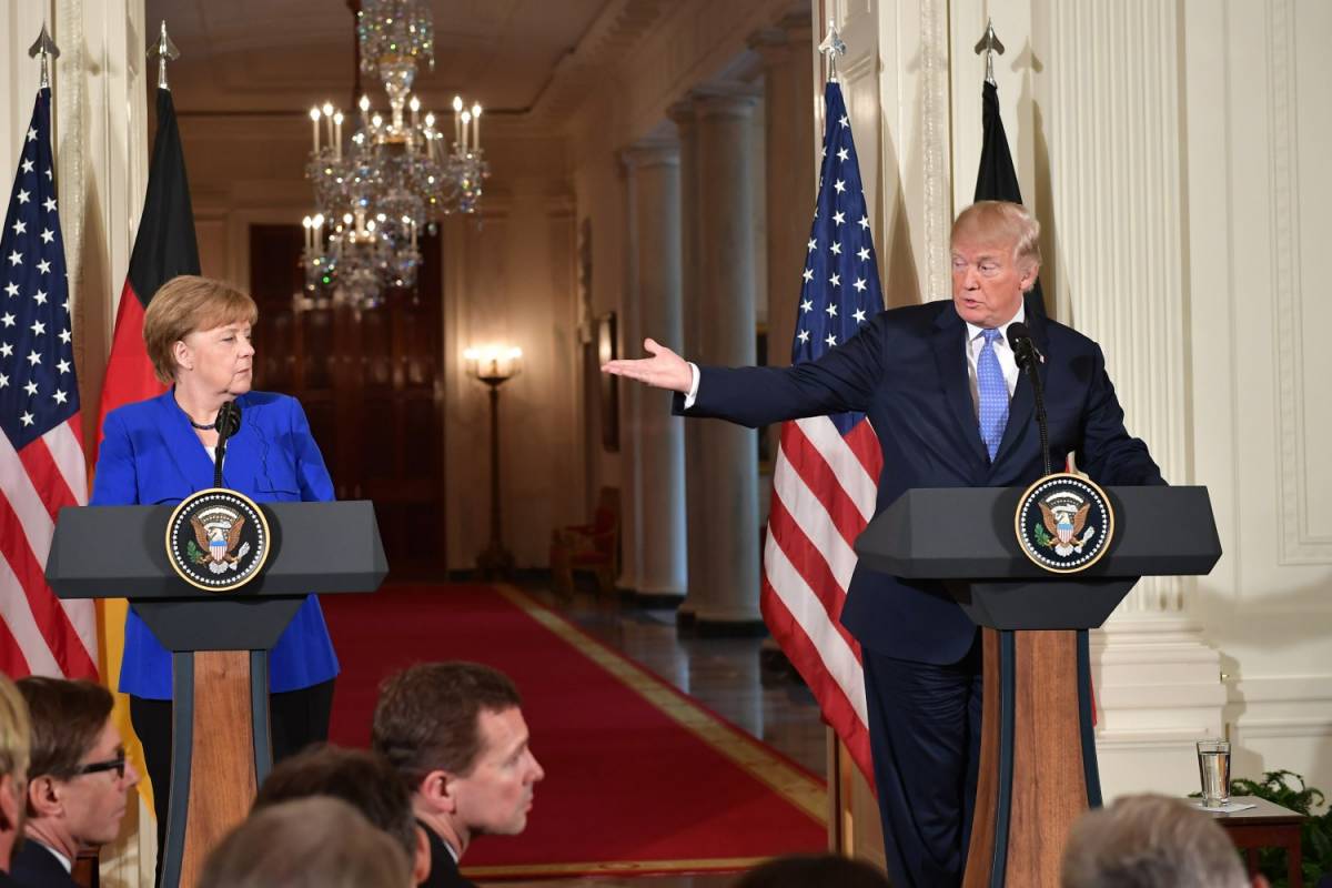 Il bacio tra Angela e Donald non ferma la guerra dei dazi
