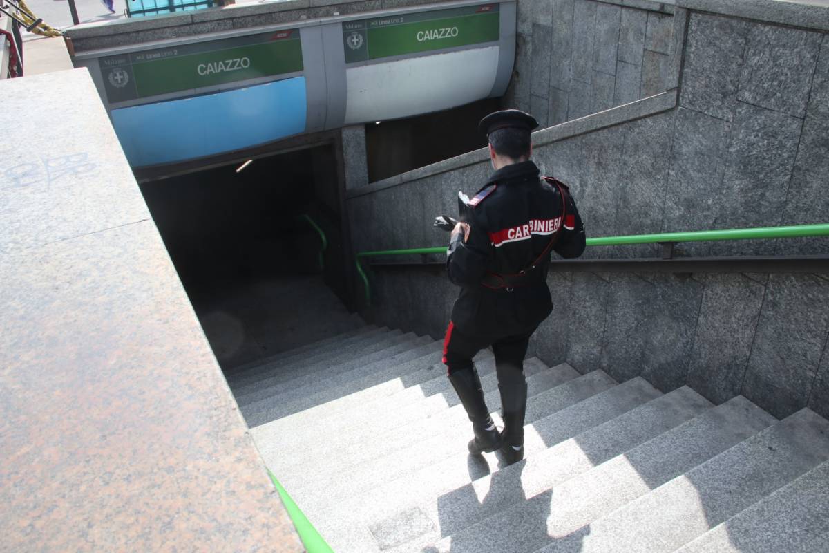 Zaino sospetto in metro scatta allarme terrorismo treni bloccati e disagi