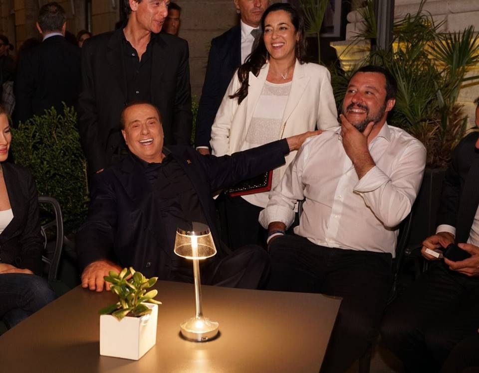 Trieste, l'abbraccio al bar tra Berlusconi e Salvini