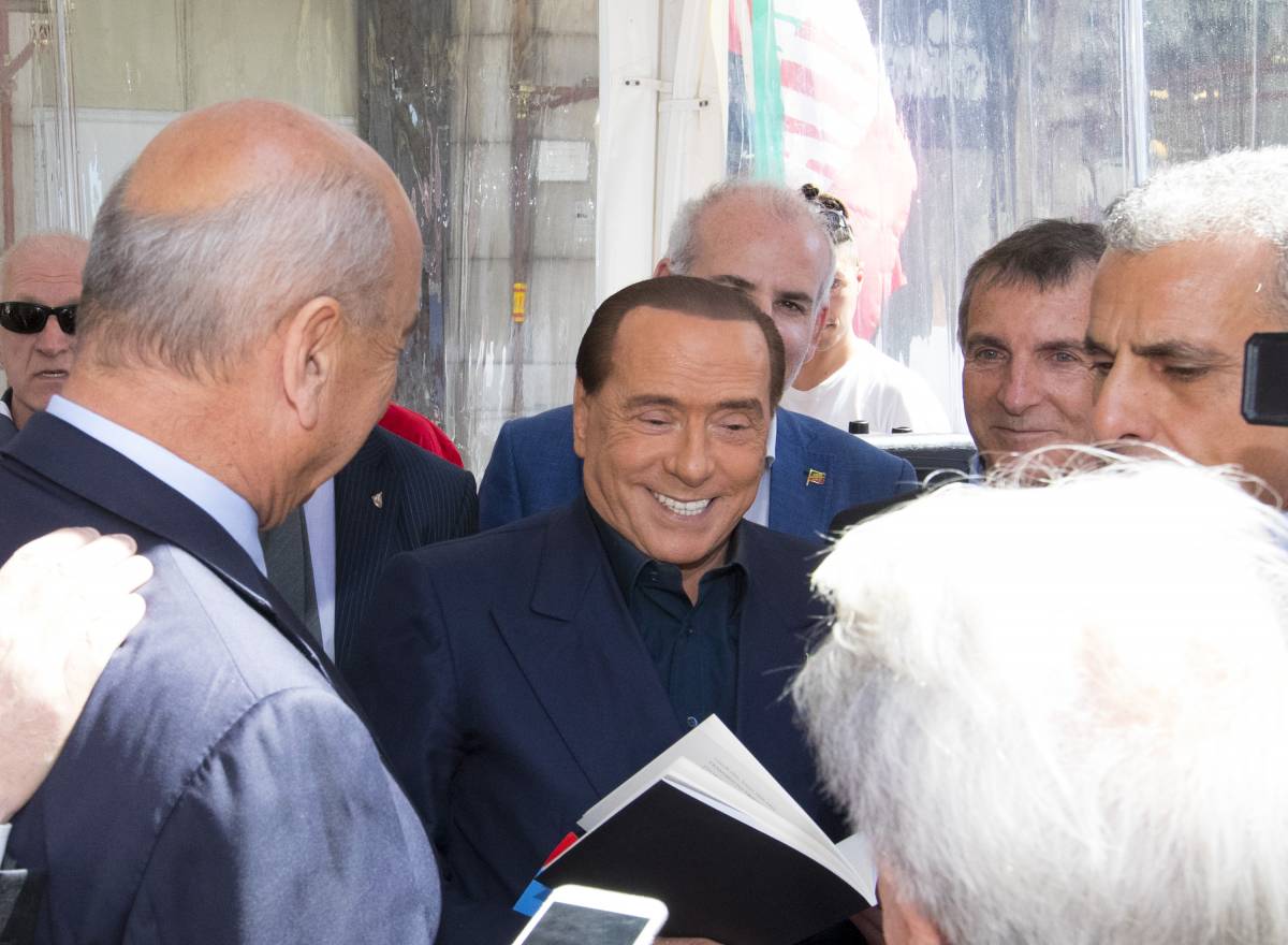 Berlusconi: "Governo? L'unica soluzione è esecutivo di centrodestra"