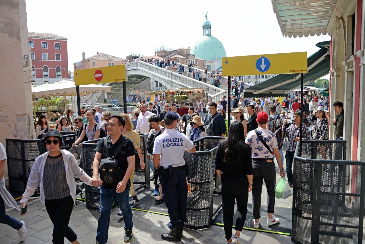 L'attacco no global a Venezia Rimosso tornello per i turisti