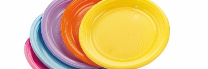 Ue dice no a piatti e posate di plastica: la proposta della Commissione