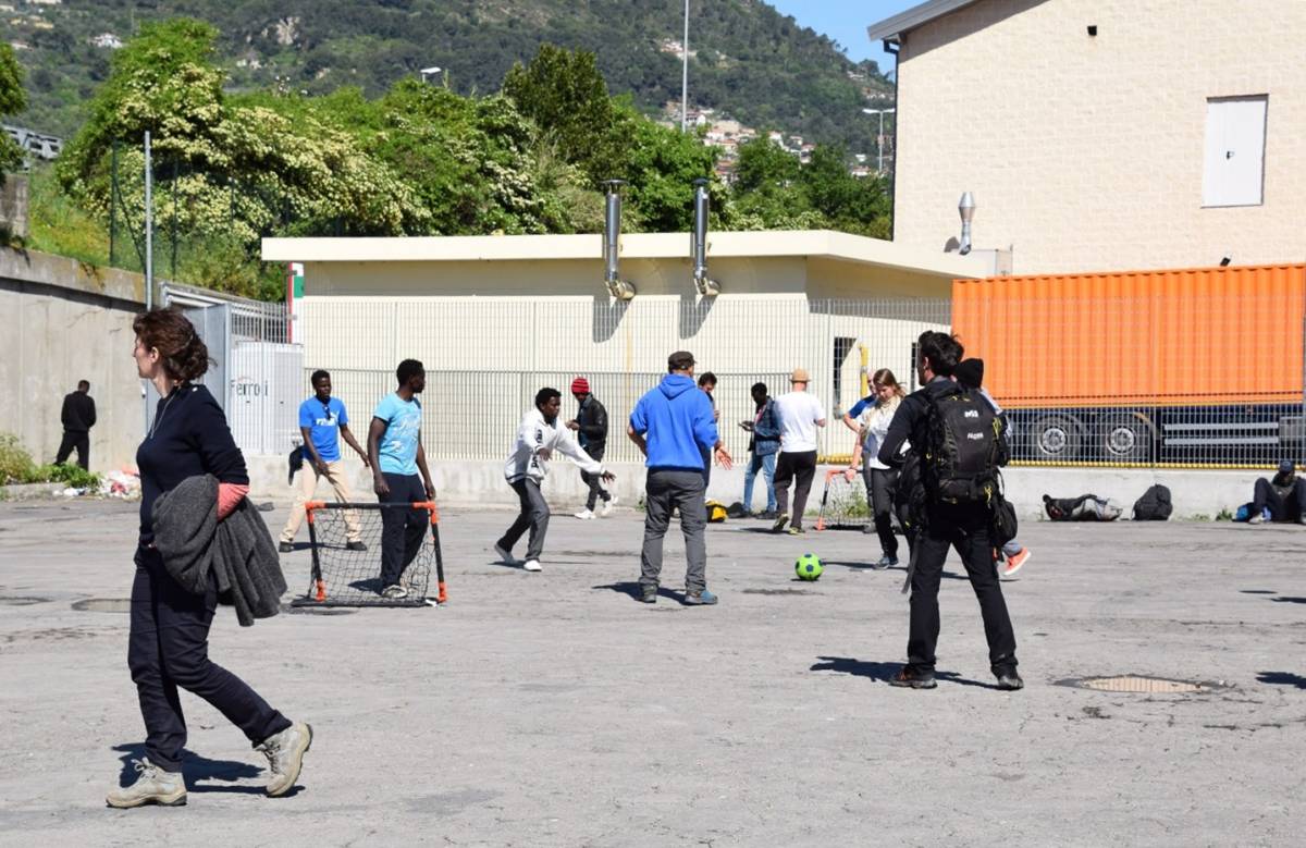 C'è la marcia per l'accoglienza. Ma i migranti preferiscono giocare a calcio